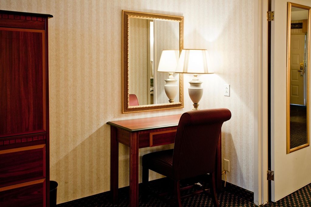 Embassy Suites By Hilton Detroit - Livonia/Novi Bilik gambar